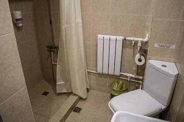 Фото номера Четырехместный номер с ванной комнатой Гостевой дом Stone Art Guest House &amp; Camping г. Pemzashen 3