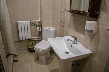 Фото номера Четырехместный номер с ванной комнатой Гостевой дом Stone Art Guest House &amp; Camping г. Pemzashen 4