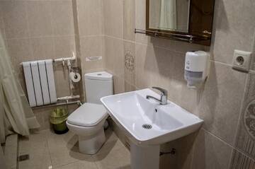 Фото номера Четырехместный номер с ванной комнатой Гостевой дом Stone Art Guest House &amp; Camping г. Pemzashen 2